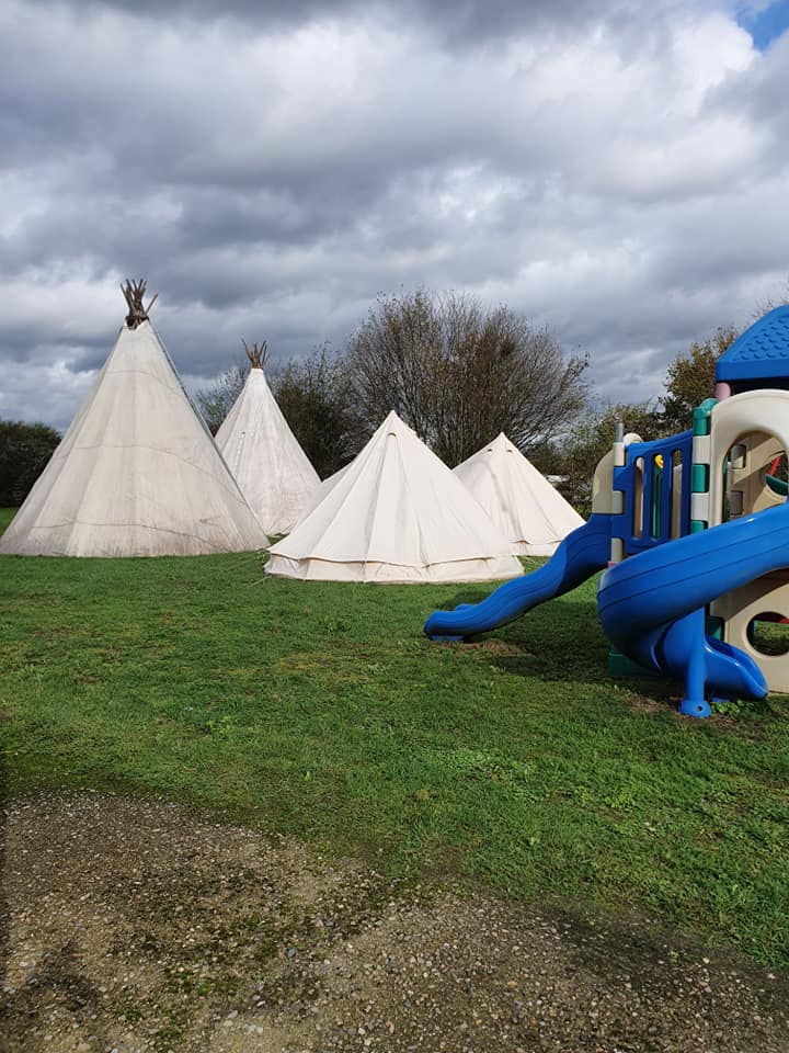 Camping de vrolijke flierefluiter tipi tents