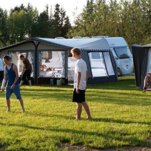 Camping spelende kinderen