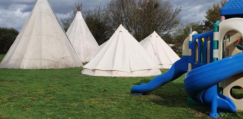 Camping de vrolijke flierefluiter tipi tents